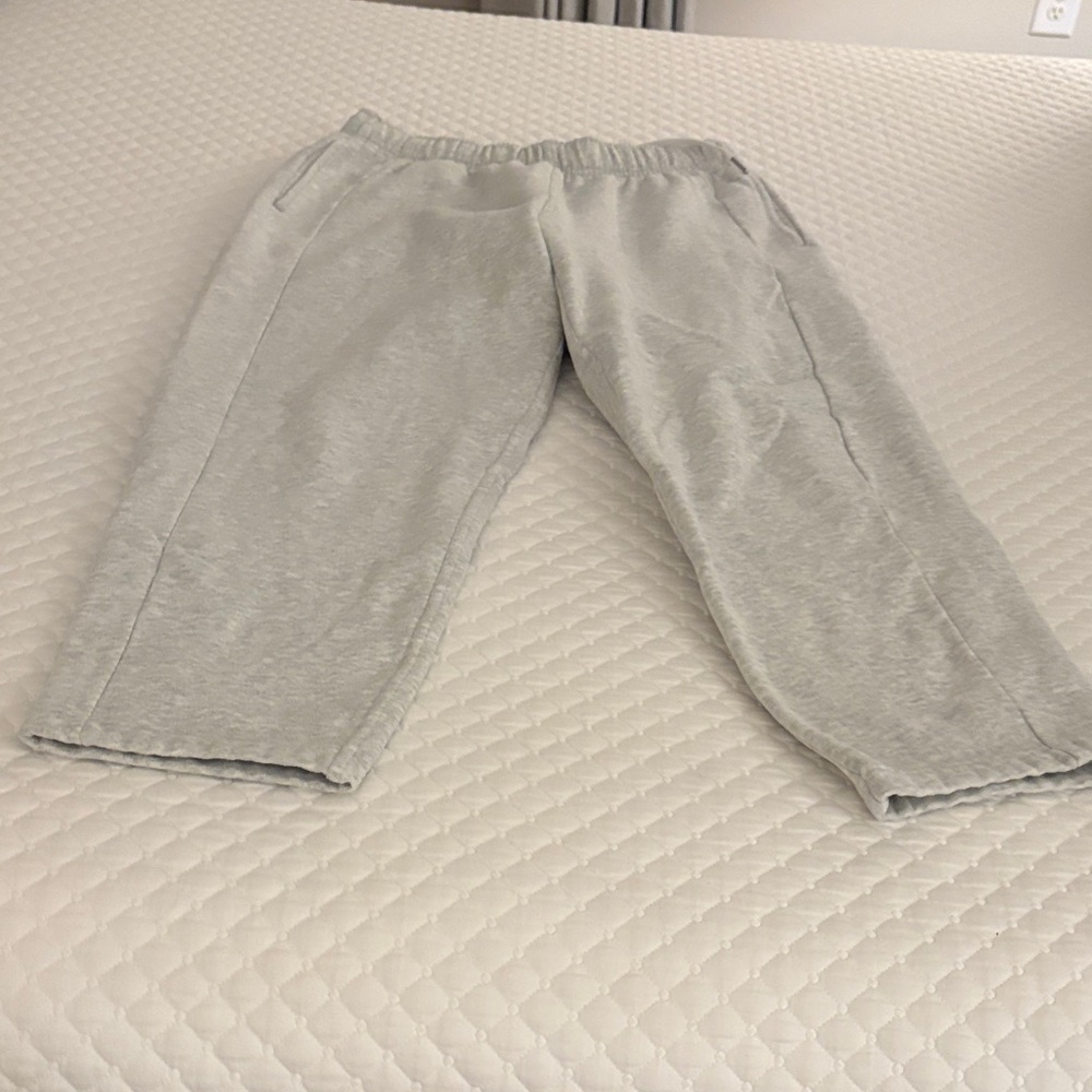 lululemon Light Gray Cropped sweat Pants-medium